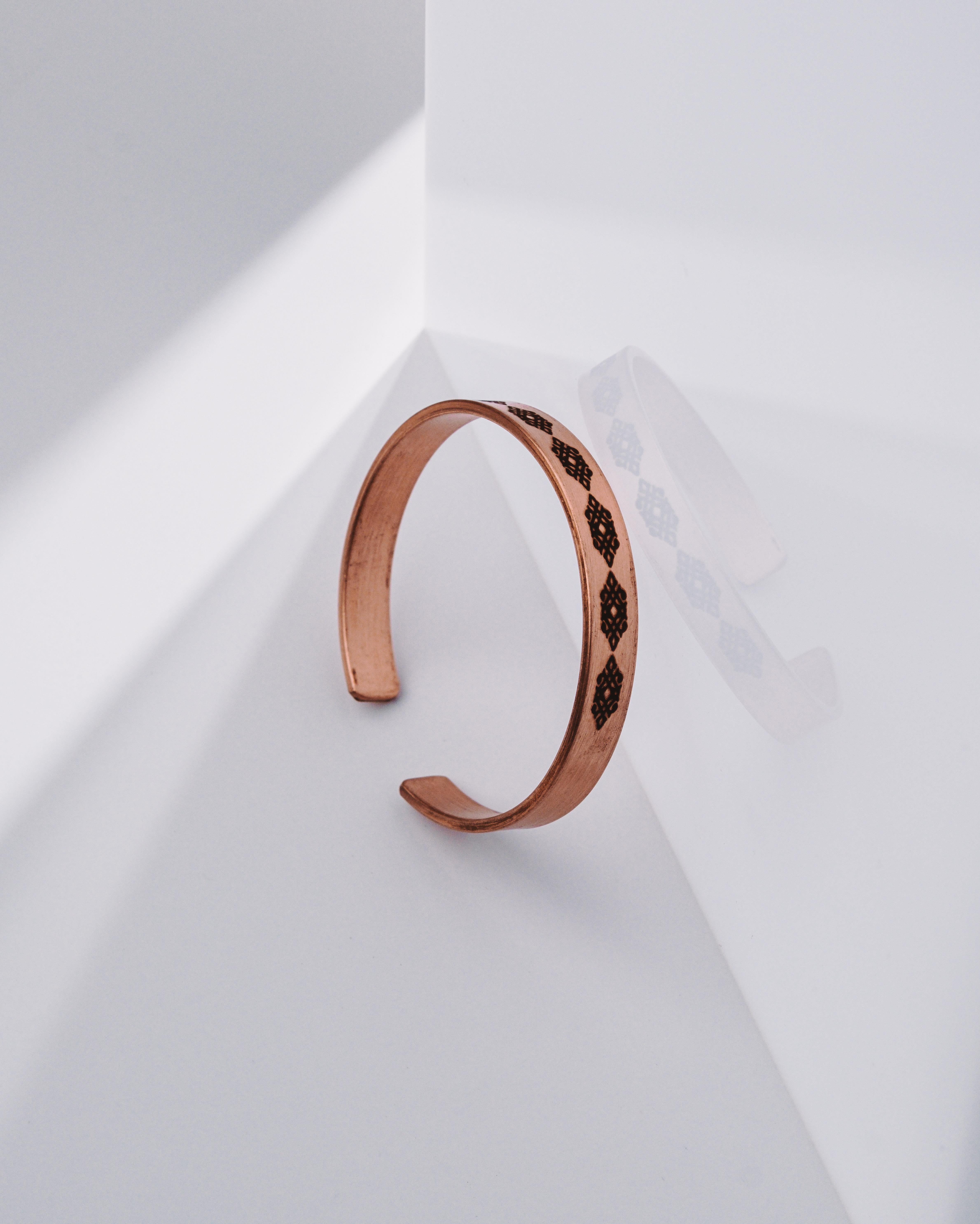 Çizgisel Harmoni Motifli Bakır Bilezik