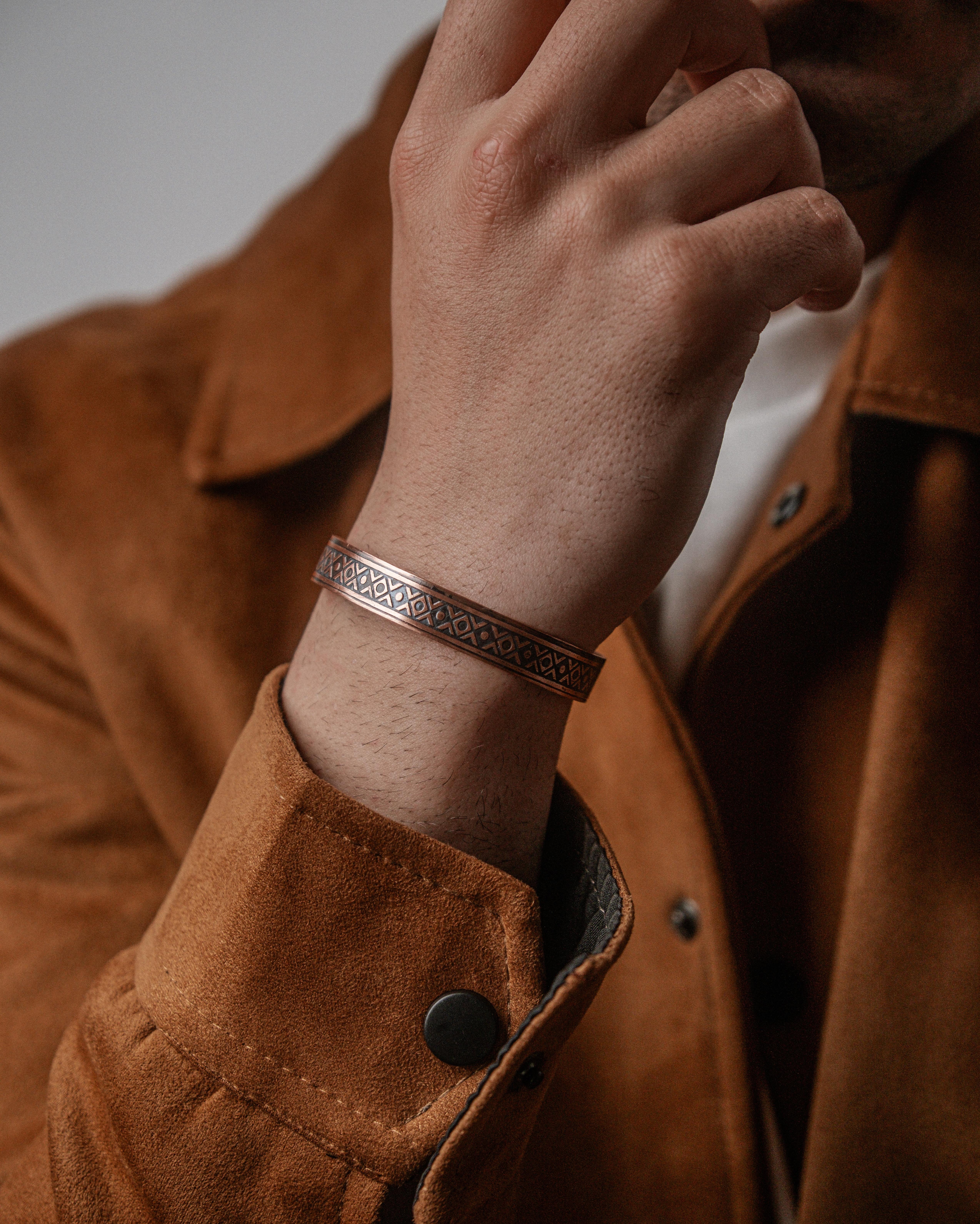 Köken İzleri Motifli Bakır Bilezik