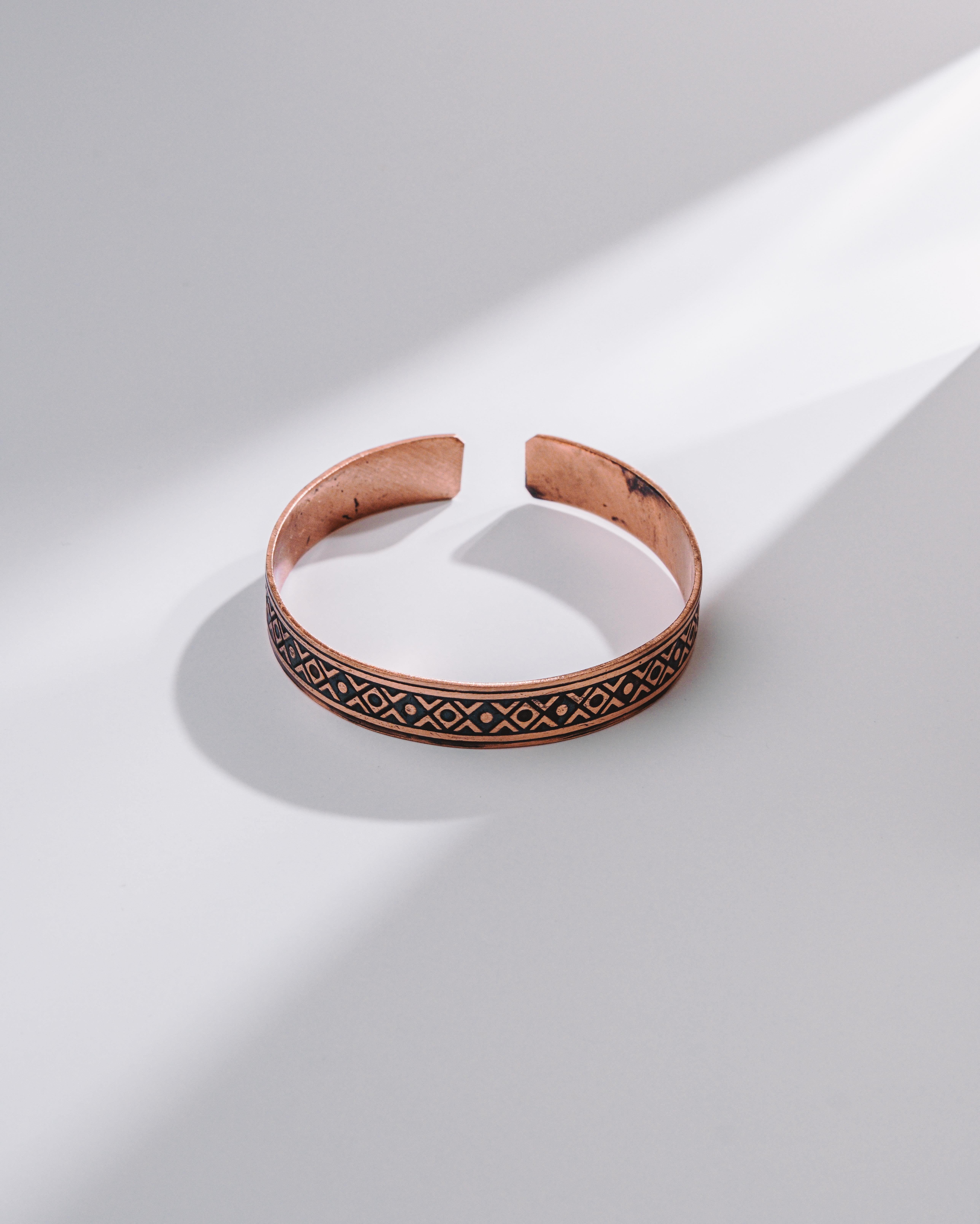 Köken İzleri Motifli Bakır Bilezik