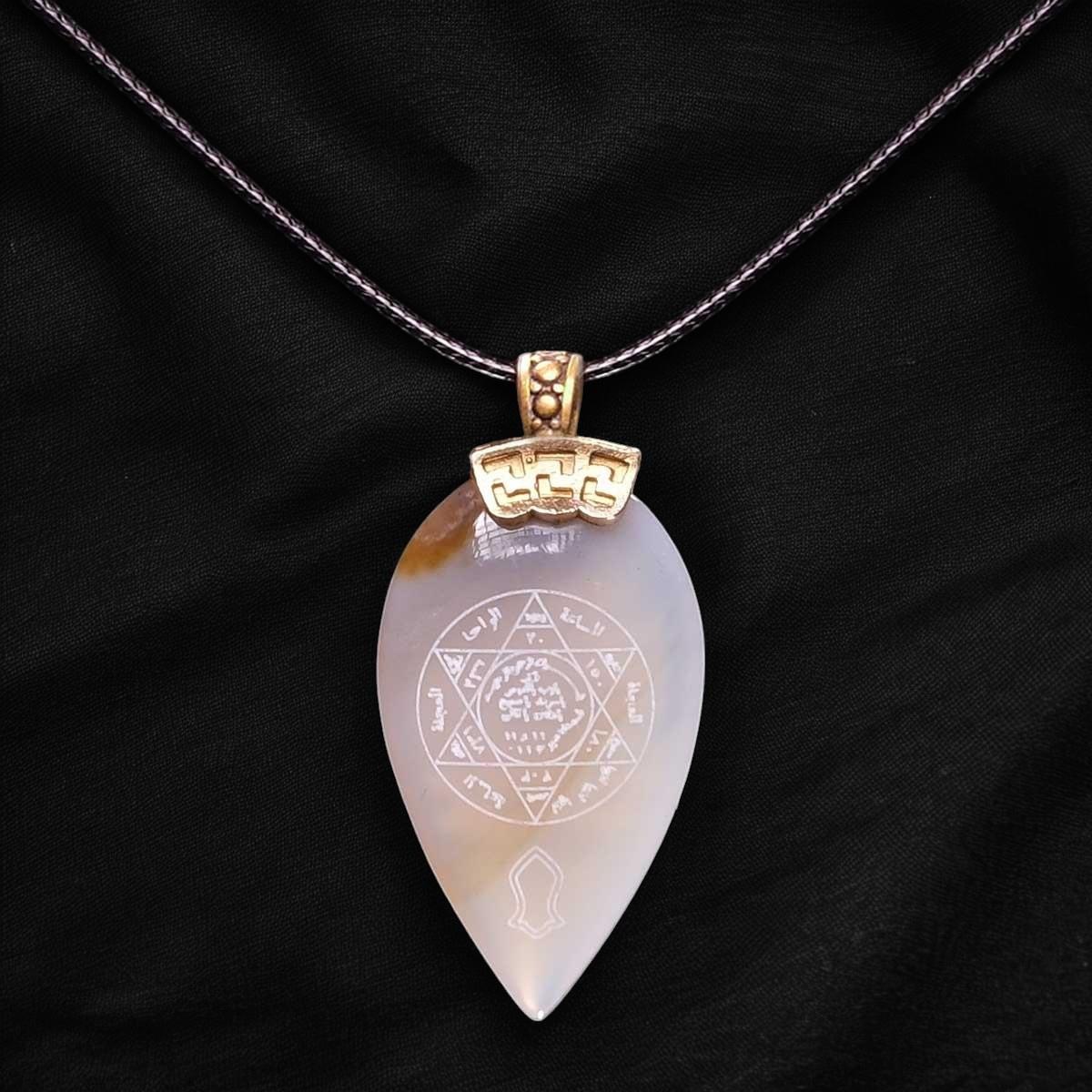 Mührü Süleyman Ve Ayetel Kürsi Yazılı Badem Kesim Beyaz Akik Taşı Kolye