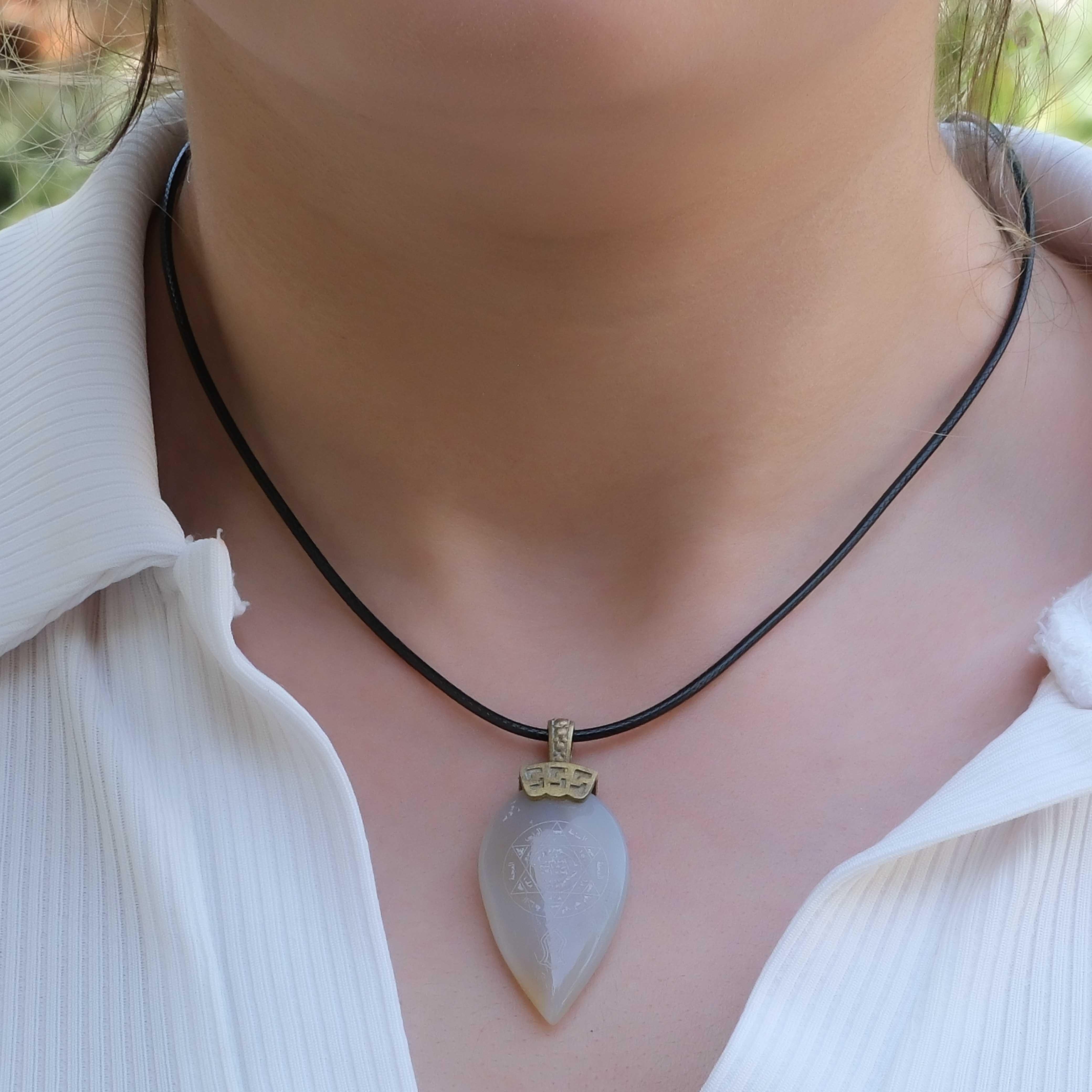 Mührü Süleyman Ve Ayetel Kürsi Yazılı Badem Kesim Beyaz Akik Taşı Kolye