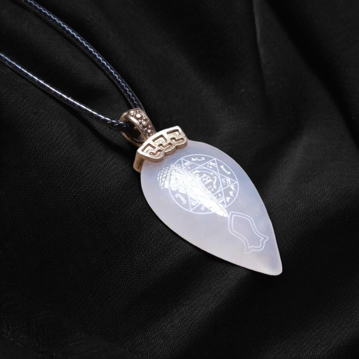 Mührü Süleyman Ve Ayetel Kürsi Yazılı Badem Kesim Beyaz Akik Taşı Kolye