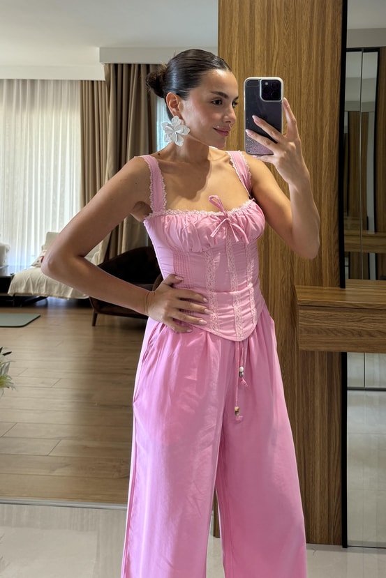 Alecto Pembe Dantel Detaylı Askılı Crop
