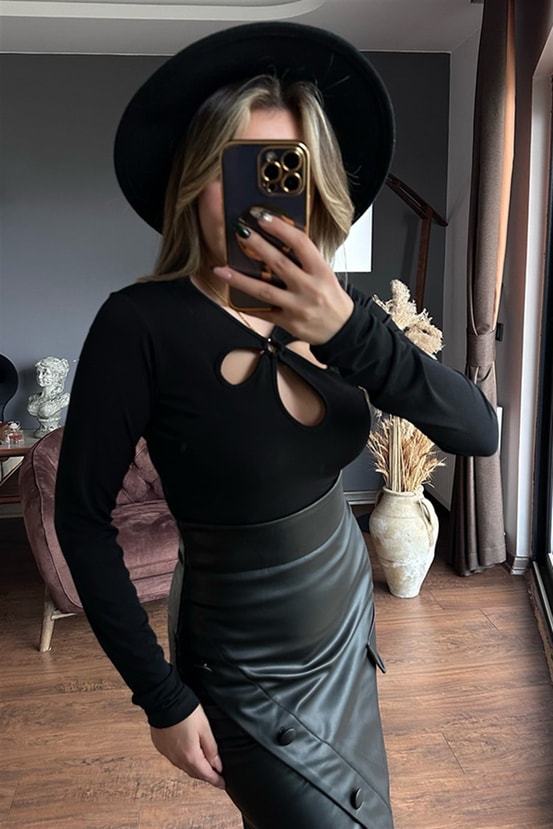 Dekolteli siyah crop