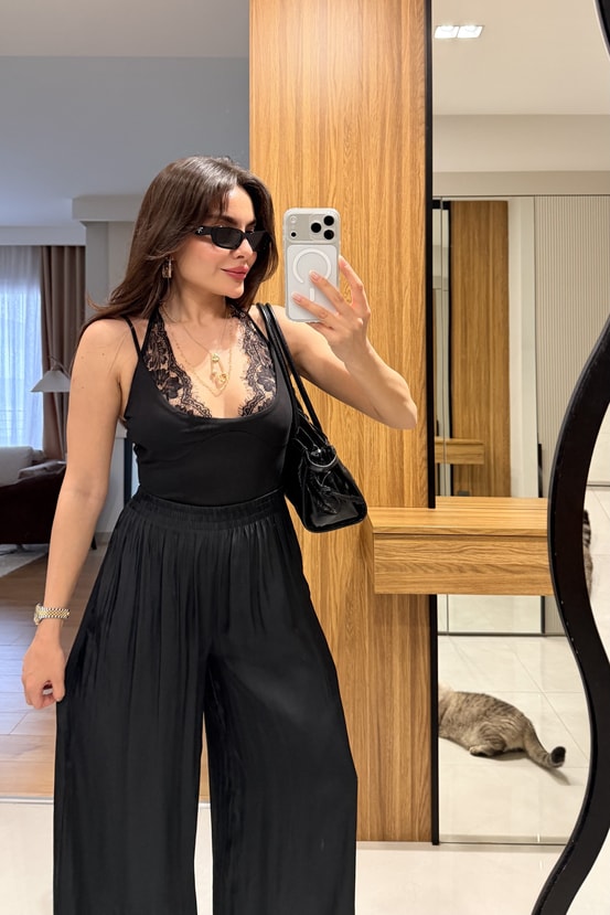Faina Siyah Dantel Yaka Zarif Body