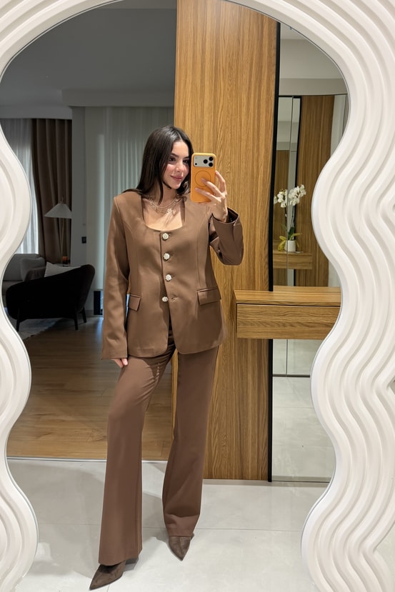 Jeus Kahve Taş Düğmeli Kare Yaka Takım