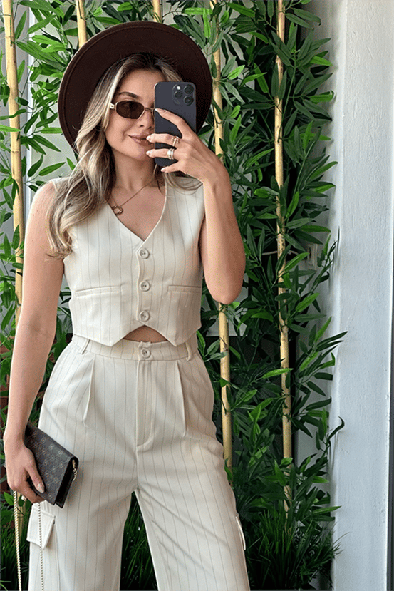 Krem çizgili crop yelek