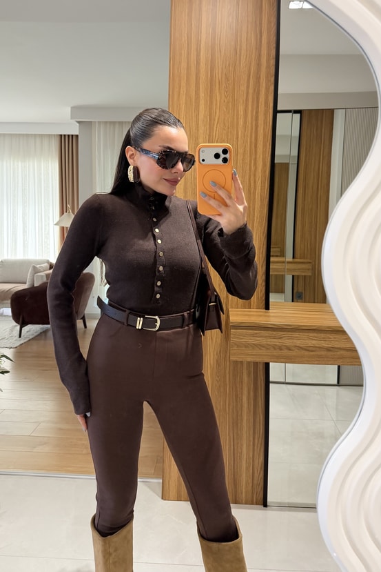 Larry Kahve Fitlli Düğmeli Crop