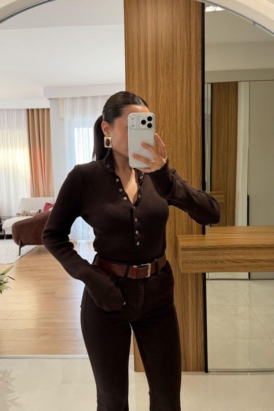 Larry Kahve Fitlli Düğmeli Crop