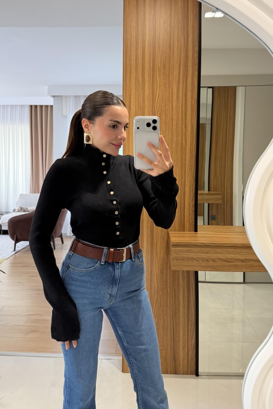 Larry Siyah Fitlli Düğmeli Crop