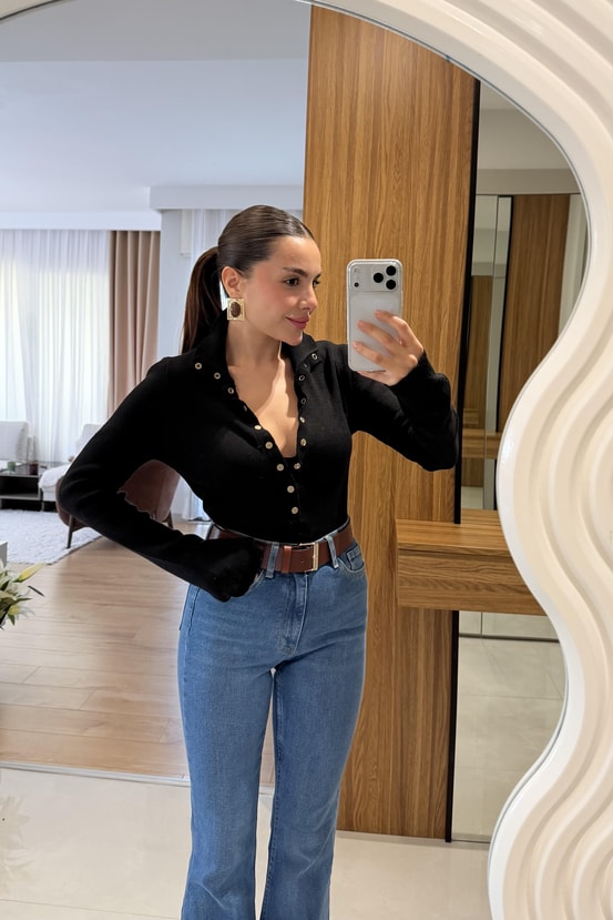 Larry Siyah Fitlli Düğmeli Crop
