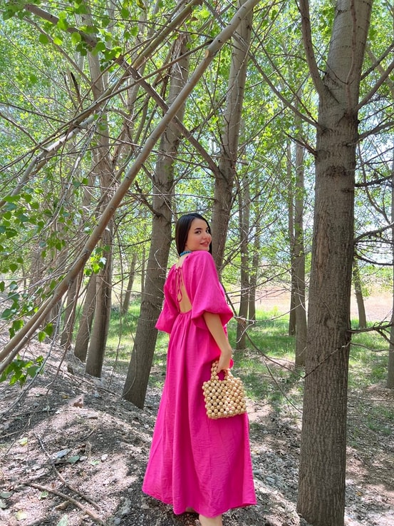 V yaka keten pembe elbise 