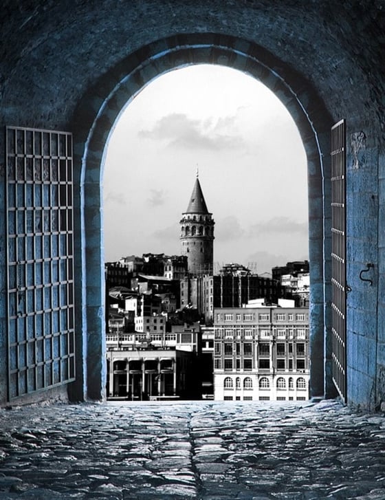 Kapının Ardındaki Galata Kulesi - Kanvas Tablo