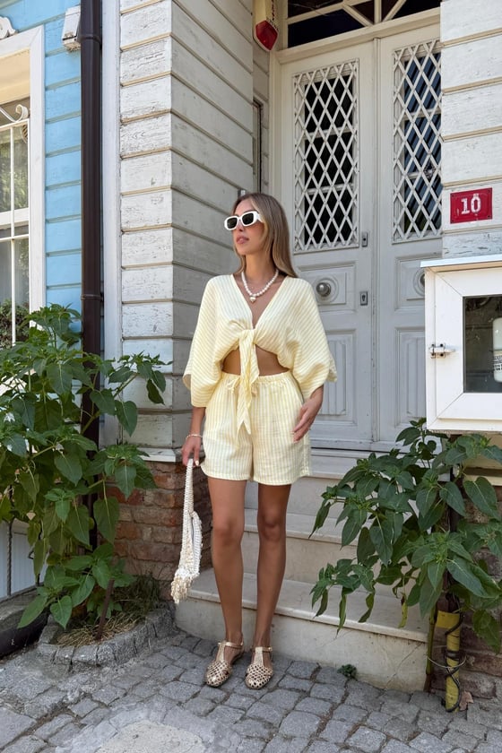 S28-1200-SARI-LLEVUREAlt GiyimBeli Lastikli Müslin Çizgili Şort SARI