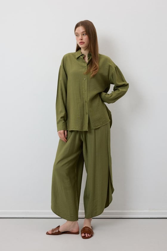 P28-3494-HAKİ-LLEVUREAlt GiyimBeli Lastikli Yırtmaçlı Pantolon HAKİ - Levure Beli Lastikli Yırtmaçlı Pantolon HAKİ