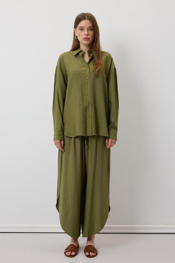 P28-3494-HAKİ-LLEVUREAlt GiyimBeli Lastikli Yırtmaçlı Pantolon HAKİ - Levure Beli Lastikli Yırtmaçlı Pantolon HAKİ