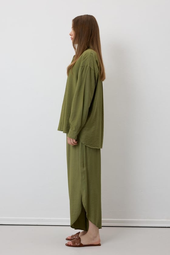 P28-3494-HAKİ-LLEVUREAlt GiyimBeli Lastikli Yırtmaçlı Pantolon HAKİ - Levure Beli Lastikli Yırtmaçlı Pantolon HAKİ