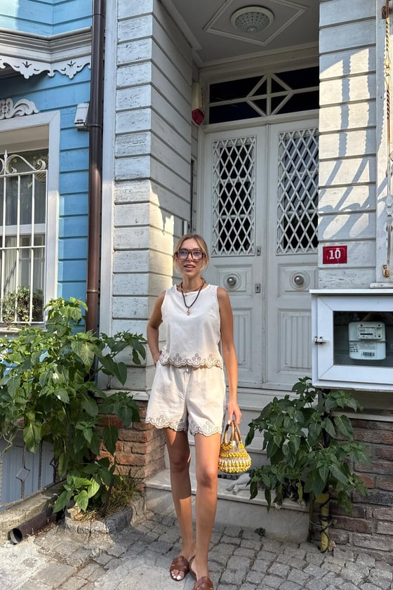 B28-4989-TAŞ-LLEVUREÜst GiyimEtek Nakış Detaylı Bluz TAŞ