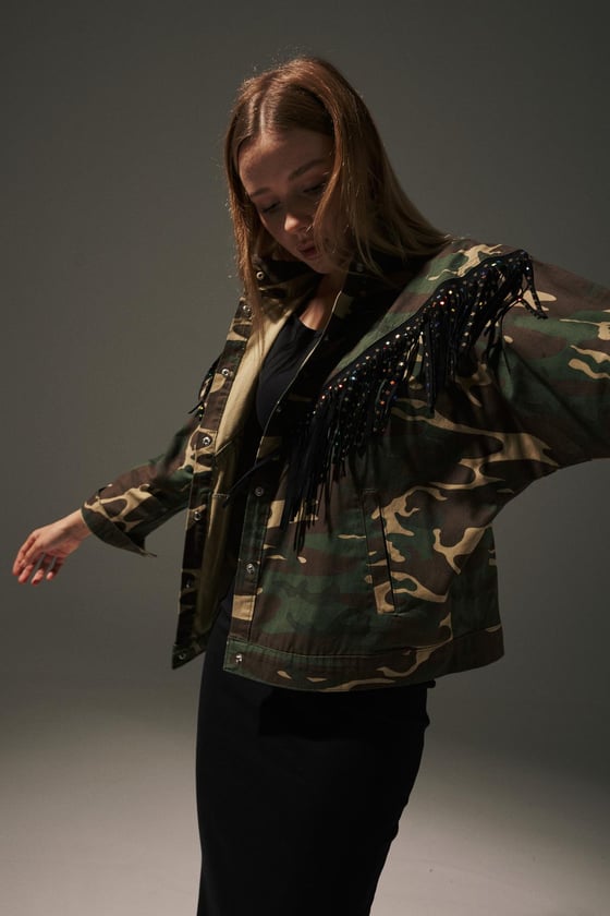 M27-5647-L-KAMUFLAJLEVURECEKETGabardin Yıldız Püsküllü Kamuflaj Desen Kadın Ceket KAMUFLAJ