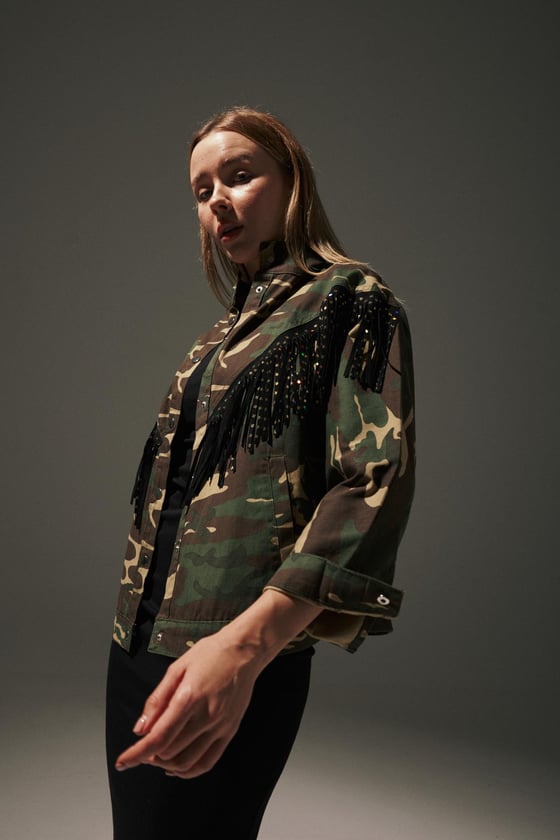 M27-5647-L-KAMUFLAJLEVURECEKETGabardin Yıldız Püsküllü Kamuflaj Desen Kadın Ceket KAMUFLAJ