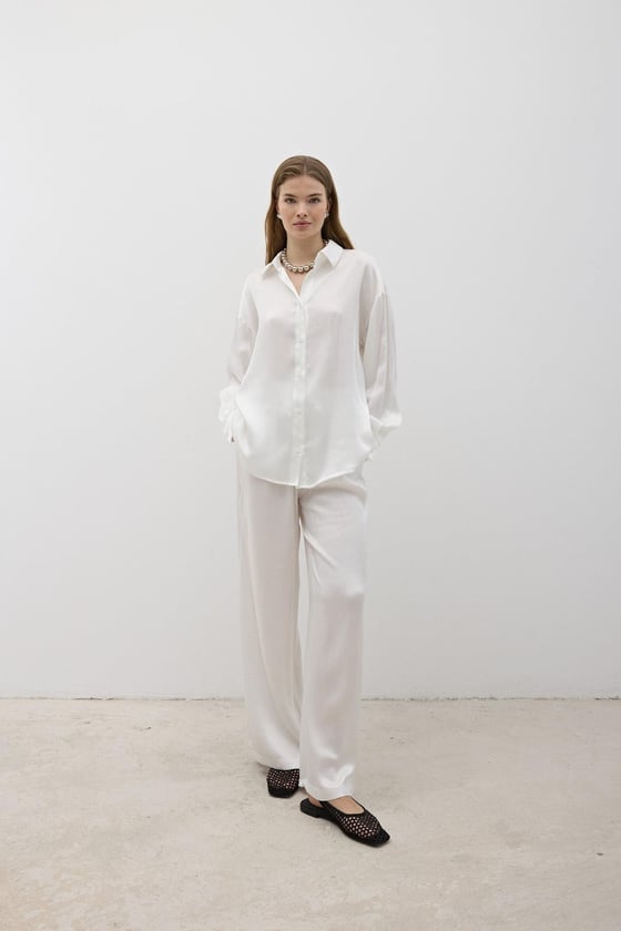 G28-4877-EKRU-LLEVUREÜst GiyimKadın Önü Düğmeli Oversize Saten Gömlek EKRU