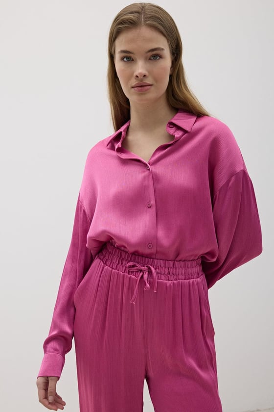 G28-4877-KOYUPEMBE-LLEVUREÜst GiyimKadın Önü Düğmeli Oversize Saten Gömlek KOYU PEMBE