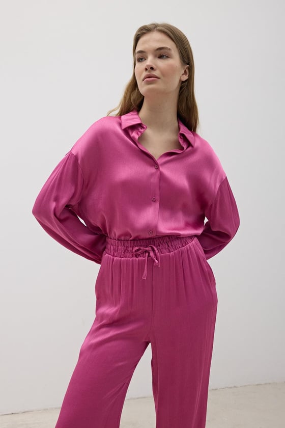 G28-4877-KOYUPEMBE-LLEVUREÜst GiyimKadın Önü Düğmeli Oversize Saten Gömlek KOYU PEMBE