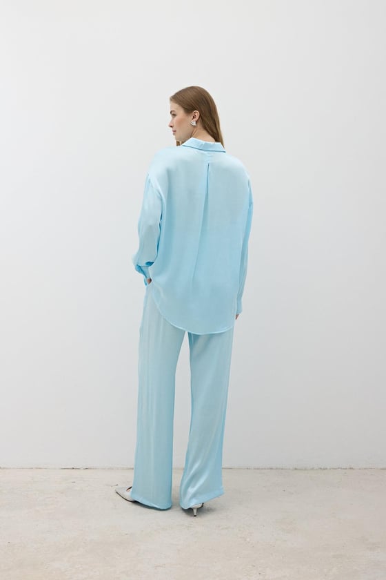 G28-4877-BEBEMAVİ-LLEVUREÜst GiyimKadın Önü Düğmeli Oversize Saten Gömlek BEBE MAVİ