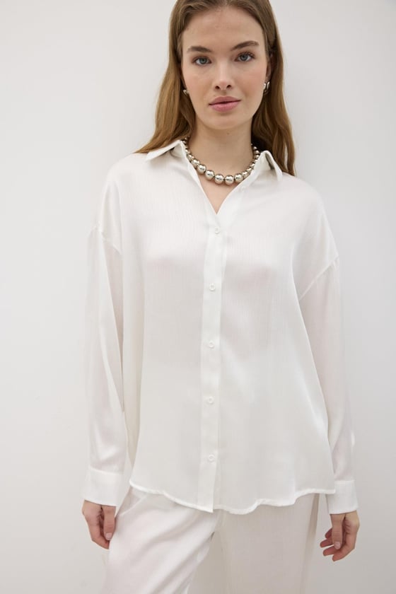 G28-4877-EKRU-LLEVUREÜst GiyimKadın Önü Düğmeli Oversize Saten Gömlek EKRU