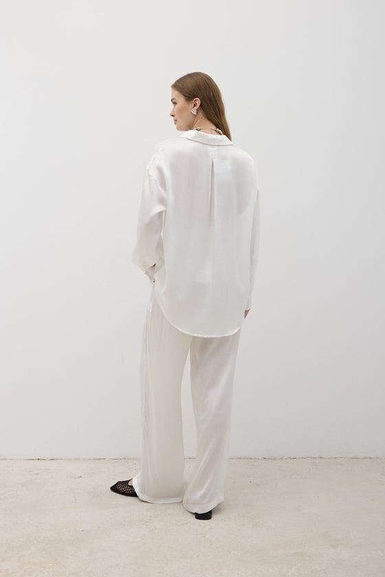 G28-4877-EKRU-LLEVUREÜst GiyimKadın Önü Düğmeli Oversize Saten Gömlek EKRU