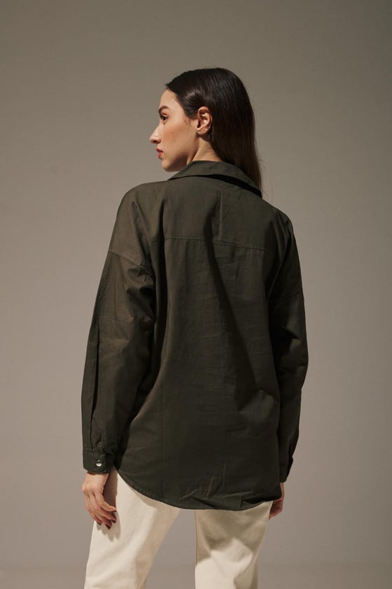 G27-4608-L-HAKİLEVUREGÖMLEKKeten Önü Zımbalı Kadın Gömlek HAKİ