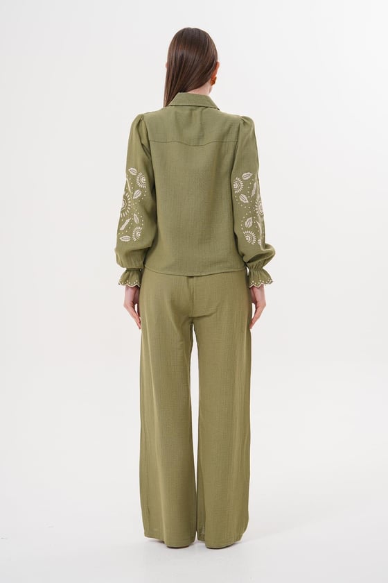 G28-4896-HAKİ-LLEVUREÜst GiyimKol Nakış Detaylı Önü Düğmeli Gömlek HAKİ - Levure Kol Nakış Detaylı Önü Düğmeli Gömlek HAKİ