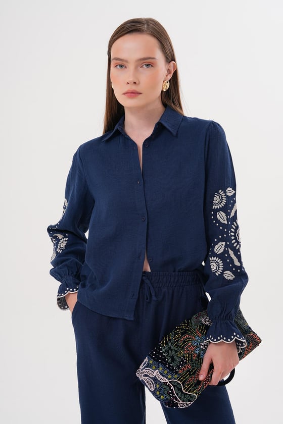 G28-4896-LACİVERT-LLEVUREÜst GiyimKol Nakış Detaylı Önü Düğmeli Gömlek LACİVERT - Levure Kol Nakış Detaylı Önü Düğmeli Gömlek LACİVERT