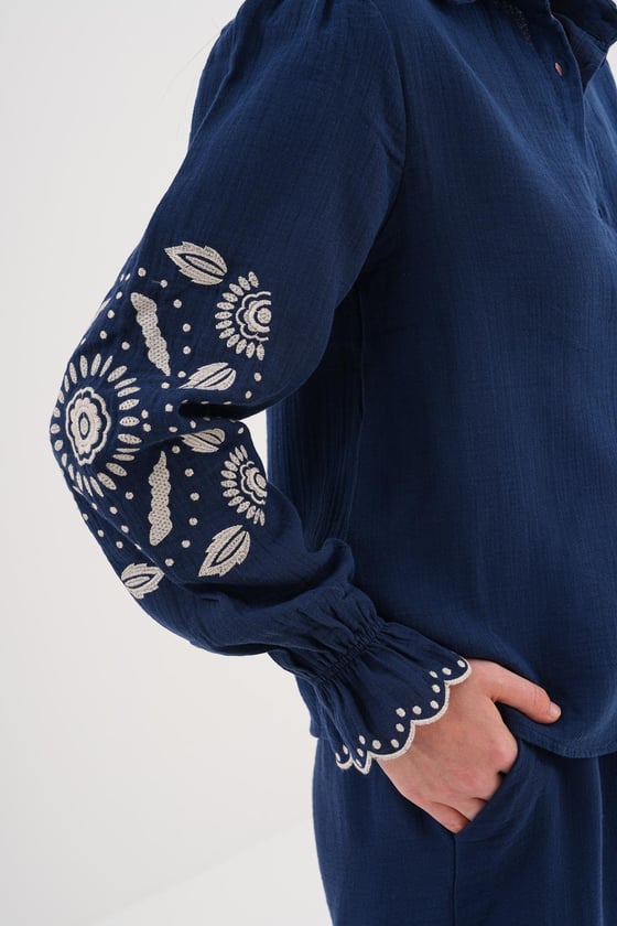 G28-4896-LACİVERT-LLEVUREÜst GiyimKol Nakış Detaylı Önü Düğmeli Gömlek LACİVERT - Levure Kol Nakış Detaylı Önü Düğmeli Gömlek LACİVERT