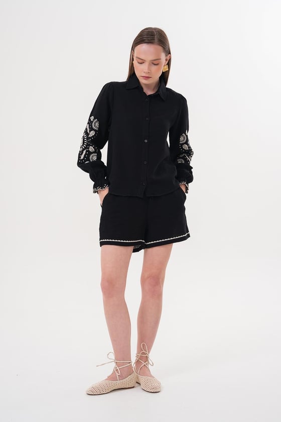 G28-4896-SİYAH-LLEVUREÜst GiyimKol Nakış Detaylı Önü Düğmeli Gömlek SİYAH - Levure Kol Nakış Detaylı Önü Düğmeli Gömlek SİYAH