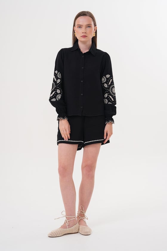 G28-4896-SİYAH-LLEVUREÜst GiyimKol Nakış Detaylı Önü Düğmeli Gömlek SİYAH - Levure Kol Nakış Detaylı Önü Düğmeli Gömlek SİYAH