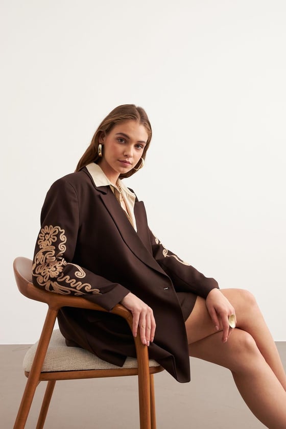 C28-5834-KAHVERENGİ-LLEVUREDış GiyimKol Nakış Detaylı Vatkalı Ceket KAHVERENGİ