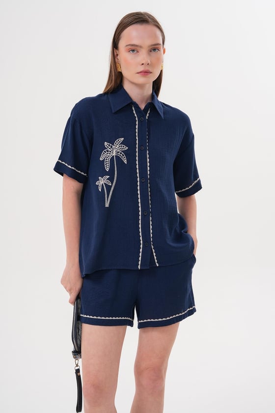 G28-4884-LACİVERT-LLEVUREÜst GiyimNakış Detaylı Düğmeli Müslin Gömlek LACİVERT - Levure Nakış Detaylı Düğmeli Müslin Gömlek LACİVERT