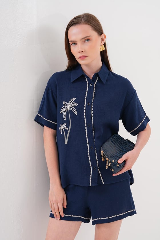 G28-4884-LACİVERT-LLEVUREÜst GiyimNakış Detaylı Düğmeli Müslin Gömlek LACİVERT - Levure Nakış Detaylı Düğmeli Müslin Gömlek LACİVERT