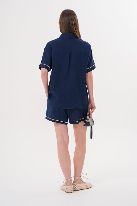 G28-4884-LACİVERT-LLEVUREÜst GiyimNakış Detaylı Düğmeli Müslin Gömlek LACİVERT - Levure Nakış Detaylı Düğmeli Müslin Gömlek LACİVERT