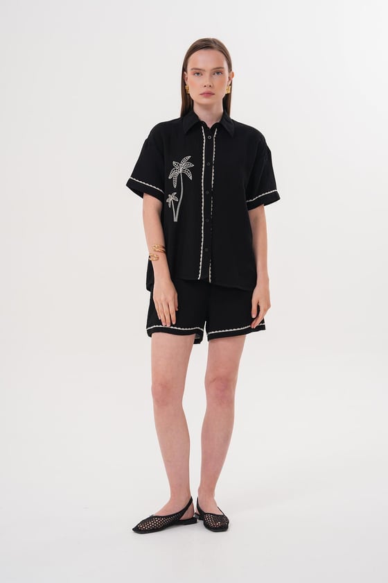 G28-4884-SİYAH-LLEVUREÜst GiyimNakış Detaylı Düğmeli Müslin Gömlek SİYAH - Levure Nakış Detaylı Düğmeli Müslin Gömlek SİYAH