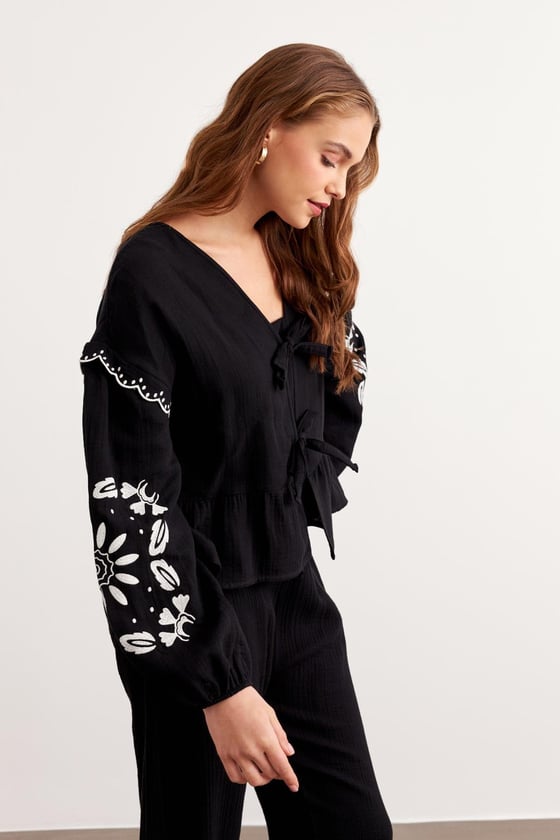 G28-4881-SİYAH-LLEVUREÜst GiyimNakış Detaylı Önü Bağlamalı Müslin Bluz SİYAH - Levure Nakış Detaylı Önü Bağlamalı Müslin Bluz SİYAH