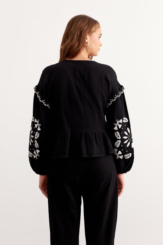 G28-4881-SİYAH-LLEVUREÜst GiyimNakış Detaylı Önü Bağlamalı Müslin Bluz SİYAH - Levure Nakış Detaylı Önü Bağlamalı Müslin Bluz SİYAH