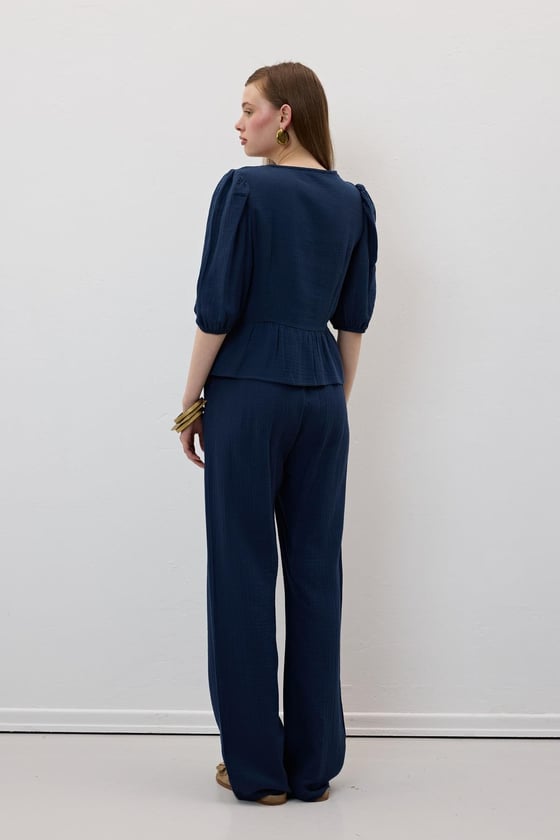 G28-4880*-LACİVERT-LLEVUREÜst GiyimÖn Bağlamalı Kolu Lastikli Müslin Bluz LACİVERT