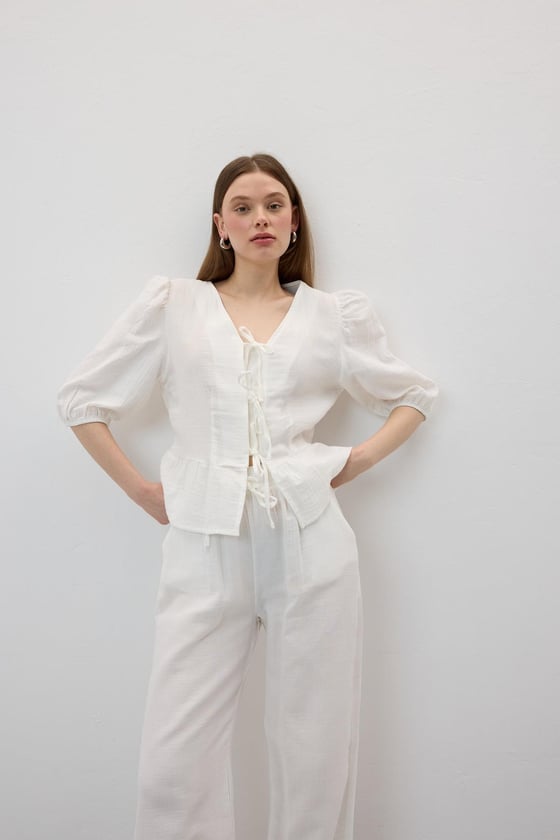 G28-4880*-EKRU-LLEVUREÜst GiyimÖn Bağlamalı Kolu Lastikli Müslin Bluz EKRU