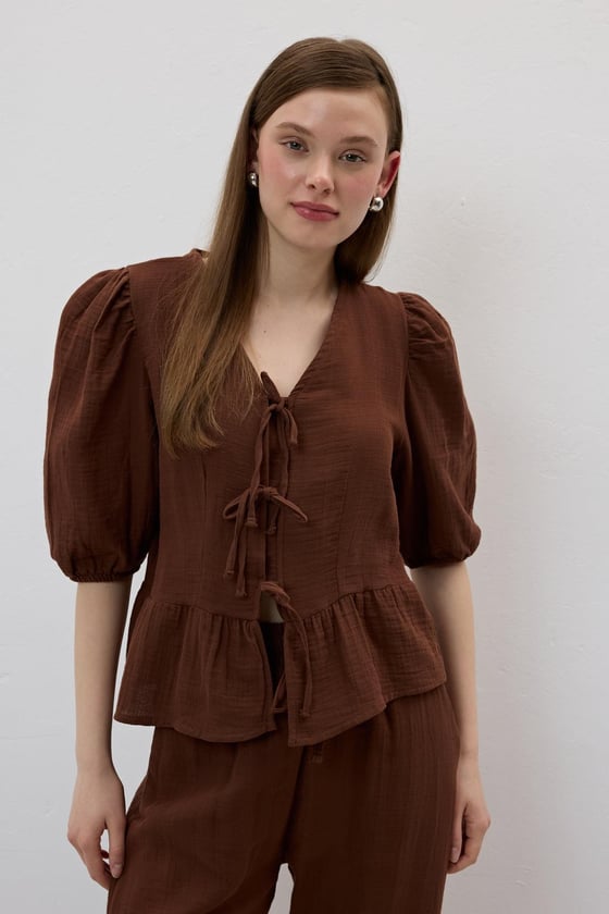 G28-4880*-KAHVE-LLEVUREÜst GiyimÖn Bağlamalı Kolu Lastikli Müslin Bluz KAHVE