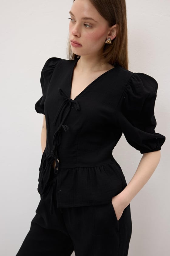 G28-4880*-SİYAH-LLEVUREÜst GiyimÖn Bağlamalı Kolu Lastikli Müslin Bluz SİYAH