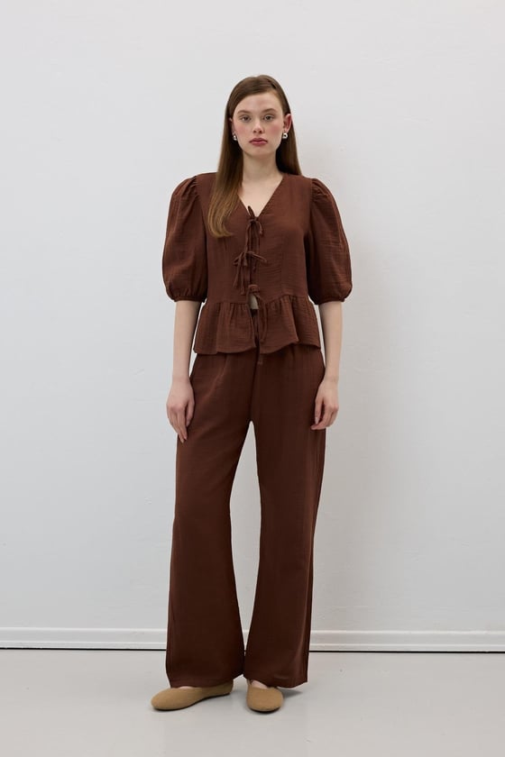 G28-4880*-KAHVE-LLEVUREÜst GiyimÖn Bağlamalı Kolu Lastikli Müslin Bluz KAHVE