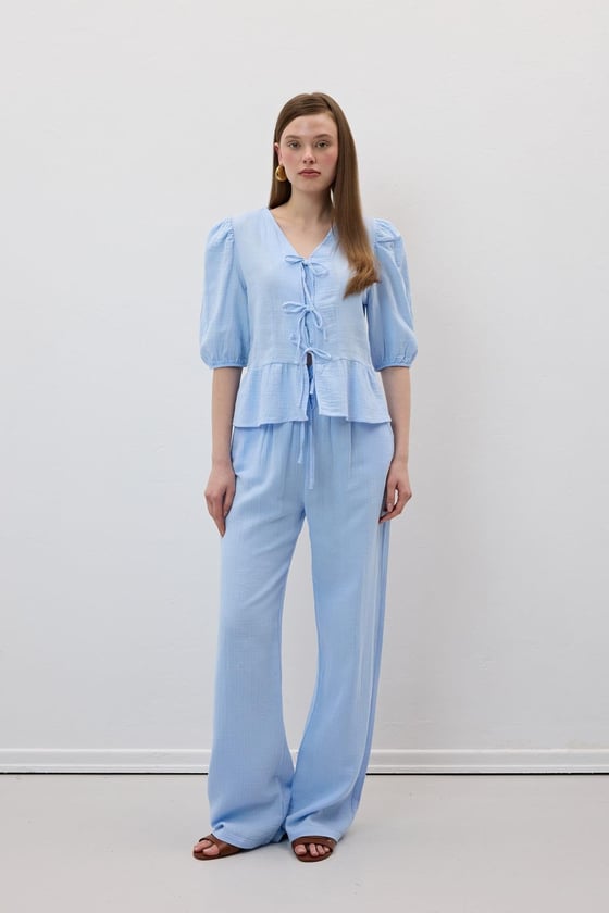 G28-4880*-MAVİ-LLEVUREÜst GiyimÖn Bağlamalı Kolu Lastikli Müslin Bluz MAVİ