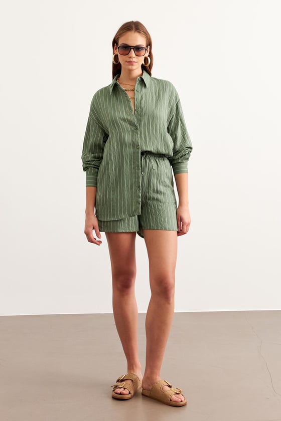 G28-4931-ÇAĞLAYEŞİLİ-LLEVUREÜst GiyimÖnü Düğmeli Çizgili Oversize Gömlek ÇAĞLA YEŞİLİ - Levure Önü Düğmeli Çizgili Oversize Gömlek ÇAĞLA YEŞİLİ